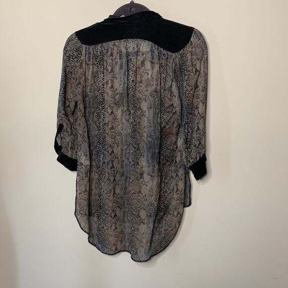 Aritzia Wilfred Silk Snake Skin Blouse Size‎ XS - Picture 2 of 4